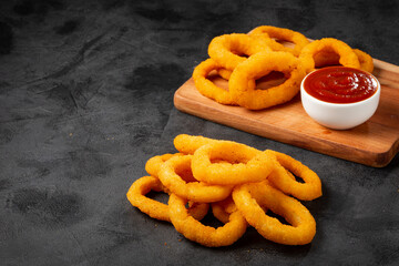 Crispy onion rings with ketchup.