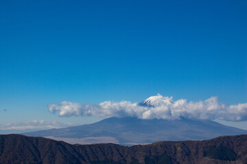 大涌谷から見る雲がかかった富士山