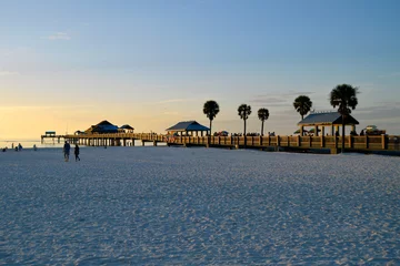 Cercles muraux Clearwater Beach, Floride Beachgoers on pier and beach at sunset in Clearwater Beach