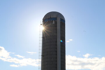 le soleil qui perce un silo de ferme sur ciel bleu