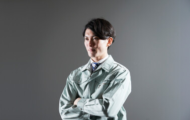 Fototapeta premium 男性 作業員 腕組み グレー背景