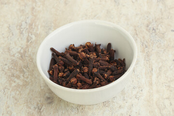 Dry Clove aroma in the bowl