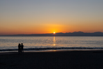 美しい夕陽を見る恋人たち
