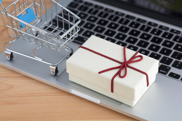 Shopping cart and gift box on the computer