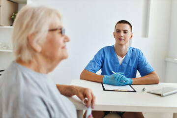 Obraz premium an elderly woman is examined by a doctor professional consultant