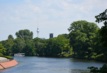 Panorama am Fluss Spree im Stadtteil Tiergarten, Berlin © Ulf