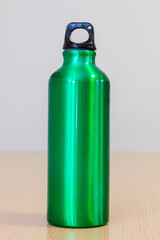 Green metallic water bottle - 472374773