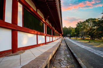 奈良大仏殿の西側の回廊と道、12月10日、日本
