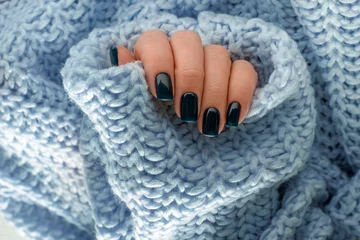 Wanddecoratie Nagelstudio Female hand close up with black-blue nail design  © Юлия Усикова