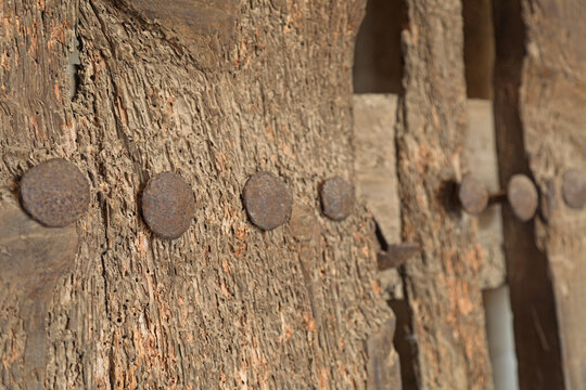 textura de madera carcomida vieja con clavos oxidados 4M0A5189-as21