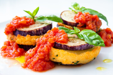 Melanzane 'mbuttunate, tipica ricetta cilentana di melanzane ripiene e condite con sugo e basilico, Cucina Italiana 