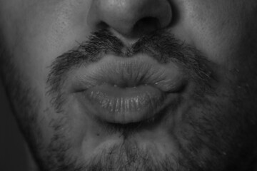 detalle de boca dando un beso