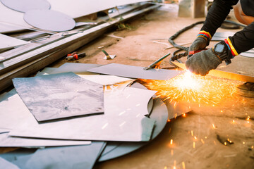 Workers use plasma cutting machines to cut steel plates.