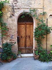 Fototapeta na wymiar Italy, Tuscany: Old wooden doorway .
