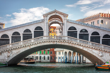 Ponte di Rialto (Rialto Bridge) in Venezia, Veneto, Italy.