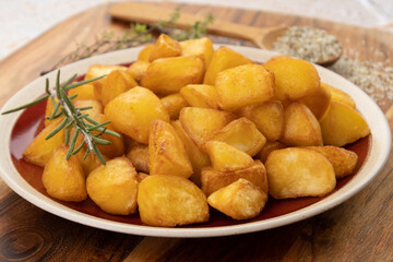 pommes de terre frites au romarin et au sel 