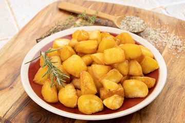 pommes de terre frites au romarin et au sel 
