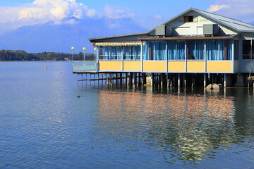 edificio colorato con riflessi sul lago, colorful building on the lake with reflections 