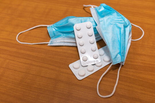 Tabletten und Masken zum Schutz vor Corona