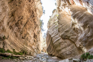 Wandern auf Wanderwegen in der Avakas Schlucht auf Zypern. Eine sehr beliebte 