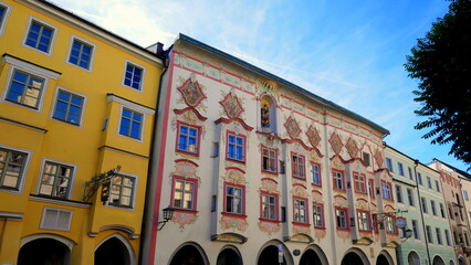 schönes altes Patrizierhaus mit Stuckfassade in Altstadt von Wasserburg am Inn unter blauem Himmel
