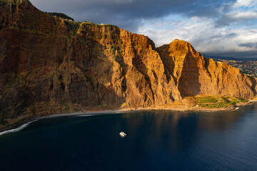 Fototapeta na wymiar Rocky cliff near blue sea