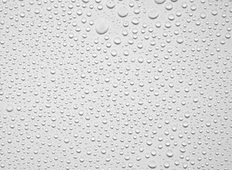 Frische Wassertropfen auf weißem Hintergrund