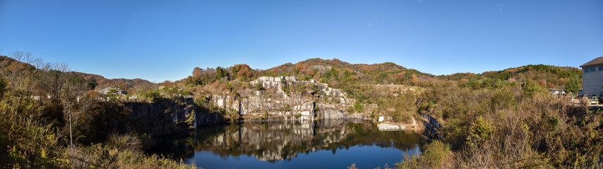 Fototapeta na wymiar 石切山脈の地図にない池と紅葉