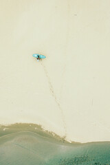 サーファーと砂浜