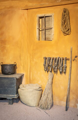 Obraz na płótnie Canvas Antiguos utensilios de la vida rural en un antiguo establo o granero