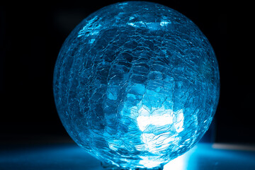Esefera de cristal rajada con luz azul
