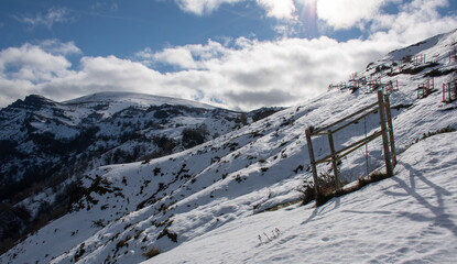 montaña con nieve en día nublado