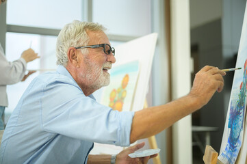 Obraz premium Senior caucasian couple painting and relaxing at home