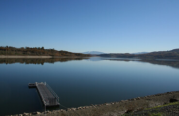 Veduta del lago di BILANCINO con la quiete del mattino soleggiato, con il pontile per le...