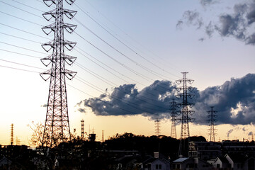 日本の電線のある夕暮れ
