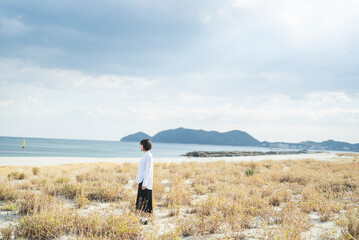 Obraz premium 冬の海や湖を旅する女性