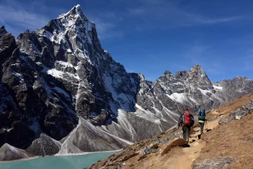 Crédence de cuisine en verre imprimé Annapurna hikers on trail in the Himalayas