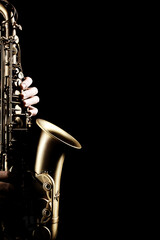 Joueur de saxophone. Saxophoniste avec sax alto close up