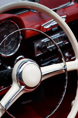 Oldtimer Innenraum mit rotem Leder