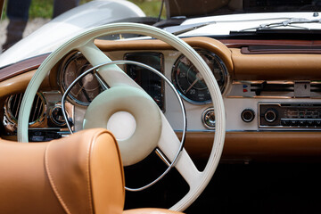 Lenkrad eines alten Sportwagens mit Instrumenten