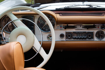 Innenraum eines sportlichen Oldtimer Carbios mit braunem Leder