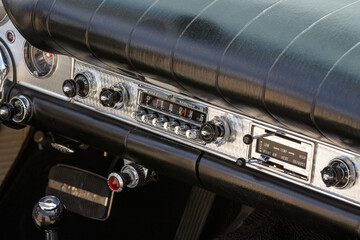 Innenraum eines Oldtimers mit Radio und Instrumenten