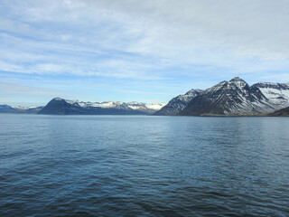Blick auf der Ostküste von Island bei der Anfahrt mit einer Fähre