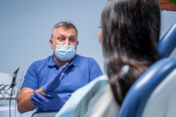 Obraz na płótnie Canvas Dentist consults a patient in a dental clinic