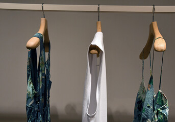 Kleidung auf Kleiderbügeln locker verteilt auf kleiderstange 