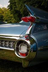 Blauer amerikanischer Oldtimer mit besonderem R&uuml;cklicht