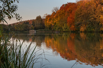 Obraz premium Herbstlandschaft am Stausee 