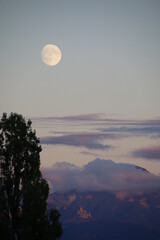 La lune sur le paysage