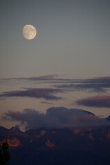 La lune sur le paysage