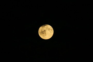 La lune dans le noir